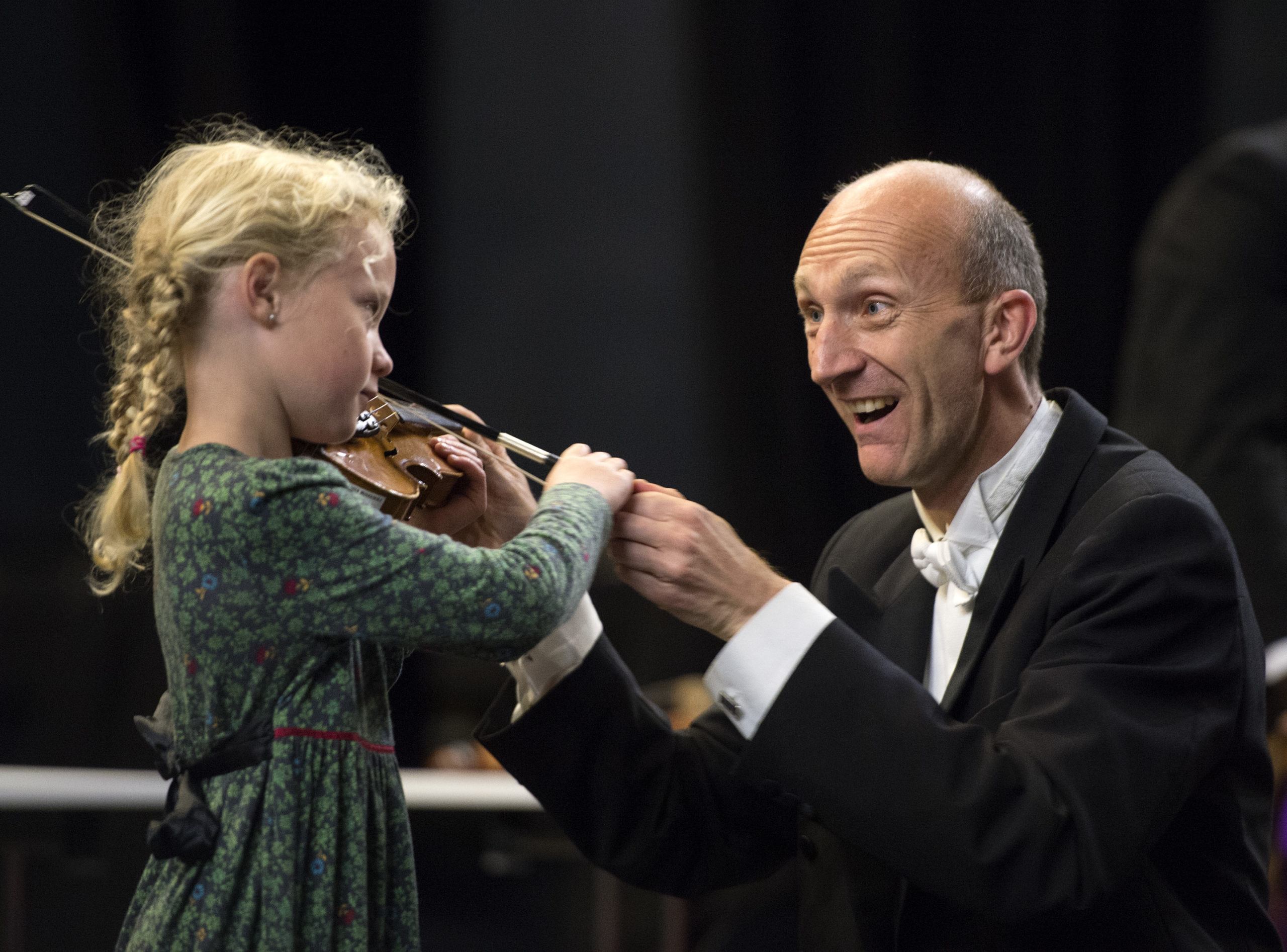 2017 Stavanger. Stavanger symfoniorkester (SSO) inviterte til åpen dag i Stavanger konserthus. Mange barn besøkte arrangementet. SSO-musiker Eirik Stangenes lærer Sanne Kjøsnes Ormøy grunnleggende grep på fiolin.  