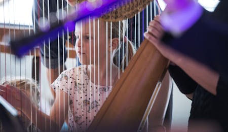 2017 Stavanger. Stavanger symfoniorkester (SSO) inviterte til åpen dag i Stavanger konserthus. Mange barn besøkte arrangementet. Bibi Kooij (8) spiller harpe sammen med søster Mia (3) og far Justin (42).  