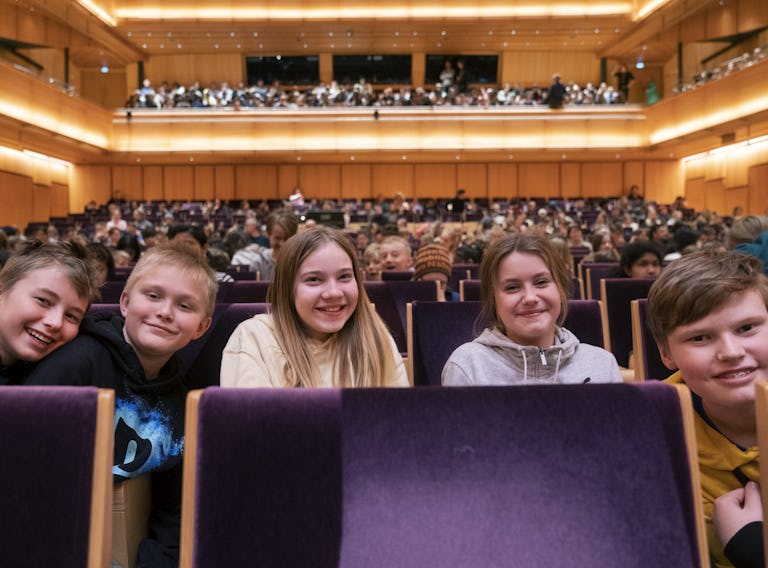 2022 Stavanger. I løpet av to dager og fire konserter er 3200 elever, fra 5. til 10. trinn, invitert til konsert med Stavanger symfoniorkester (SSO) i Stavanger konserthus. Vetle (12), Markus (12), Carmen (11), Lilly (11) og Trym (12) går i sjetteklasse på Godeset skole og synes det var spennende å være på konsert med SSO.