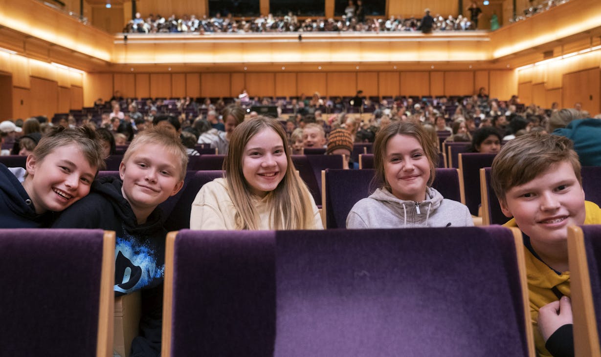 2022 Stavanger. I løpet av to dager og fire konserter er 3200 elever, fra 5. til 10. trinn, invitert til konsert med Stavanger symfoniorkester (SSO) i Stavanger konserthus. Vetle (12), Markus (12), Carmen (11), Lilly (11) og Trym (12) går i sjetteklasse på Godeset skole og synes det var spennende å være på konsert med SSO.