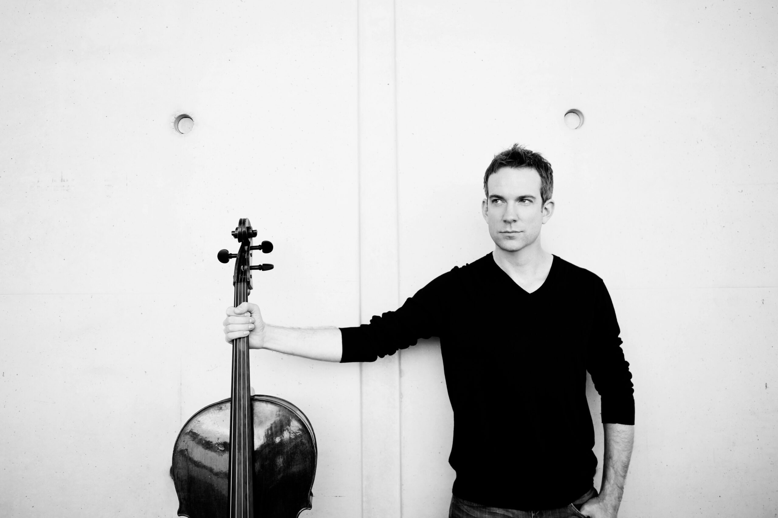 standing cello И Sarah Wijzenbeek